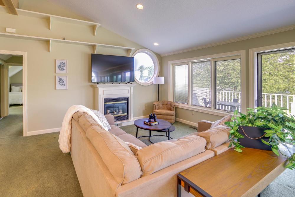 Jackson Lakefront Getaway with Balcony, Dock Access